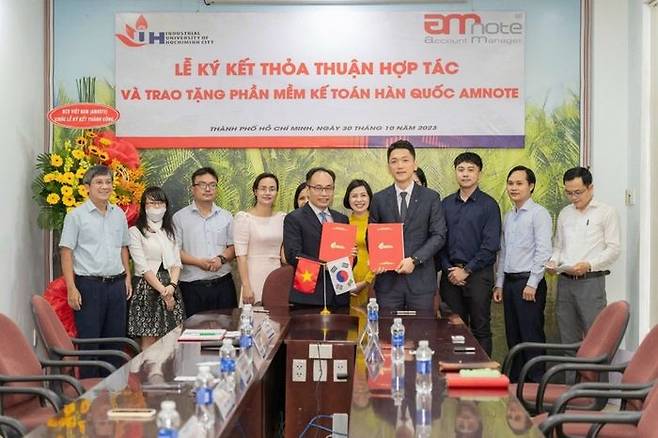 ⓒ호치민공업대학(IUH) 업무협약식. 우측, 구진영 대표