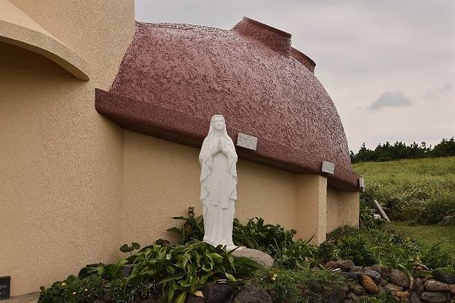 마라도경당 앞에 서 계시는 성모님