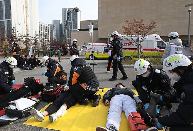 지난 11월 20일 전주시 덕진구 팔복LH아파트 및 더 메이호텔에서 행정안전부를 비롯한 전북소방본부, LH 등이 참여한 가운데 열린 유관기관합동 전기차 화재 대응 제4차 READY Korea 훈련에서 현장응급의료소 의료진이 부상자를 이송하기 전 분류 작업을 하고 있다. (ⓒ뉴스1, 무단 전재-재배포 금지)