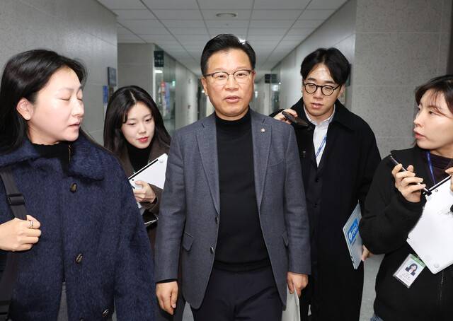 이양수 국민의힘 정국 안정화 티에프(TF) 단장이 10일 오전 국회 의원회관에서 비공개 회의를 진행한 뒤 나오며 취재진의 질문을 받고 있다. 연합뉴스