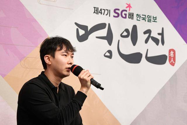 박정환(32) 9단이 11일 경기 성남시 판교 K바둑 스튜디오에서 열린 국내 최고 권위의 프로 기전인 ‘제47기 SG배 한국일보 명인전’(우승상금 7,000만 원) 결승(3번기·3전2선승제) 2국에서 이지현(31) 9단에게 157수 만에 항서를 받아냈다. 박 9단은 이로써 전날 1국에 이어 2국에서도 승리를 확정, 3번기로 진행된 이번 ‘제47기 명인전’의 우승컵도 차지했다. 성남=류기찬 인턴기자