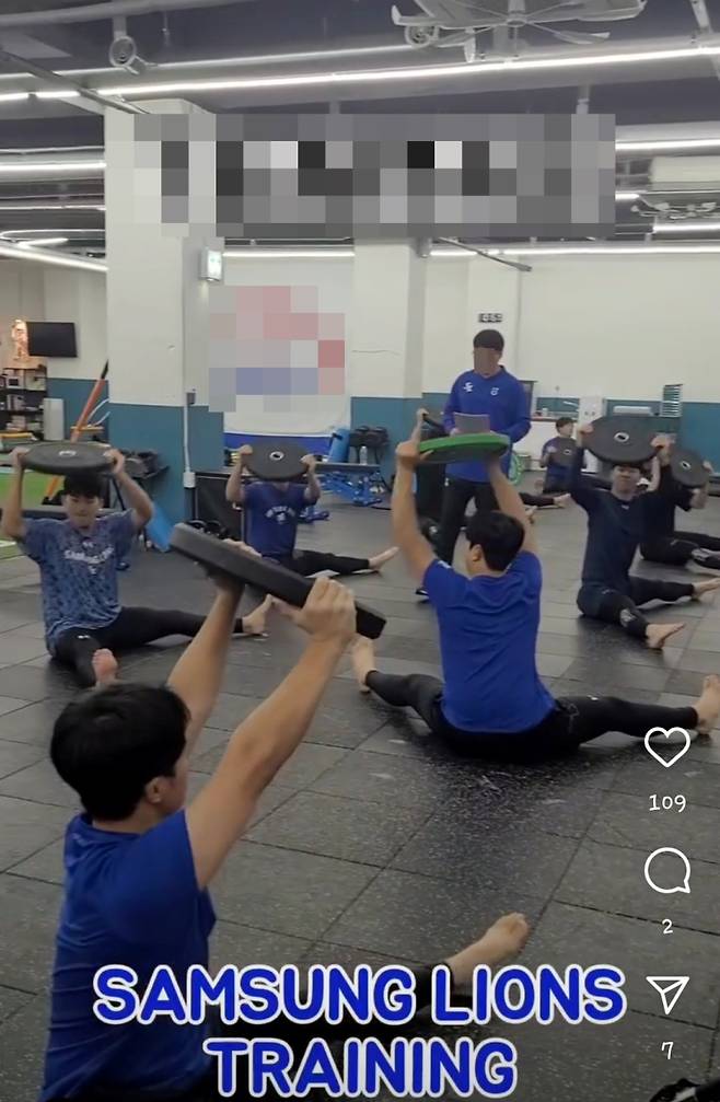 49주 전, 지난 1월 해당 아카데미에서 SNS에 올린 영상. 다수의 삼성 선수들이 해당 센터에서 훈련하는 가운데, 트레이닝 팀장이 삼성 구단 트레이닝복을 입고 선수들을 지도하고 있다. SNS 캡쳐
