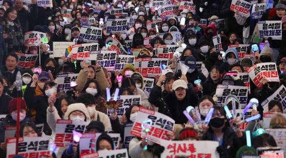 사진은 촛불대신 야광봉을 든 시민들. [사진=연합뉴스]