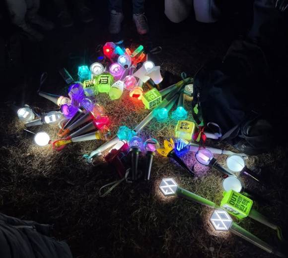 사진은 윤석열 대통령 탄핵 시위에 참가한 아이돌 팬들이 들었던 응원봉. [사진=온라인 커뮤니티]