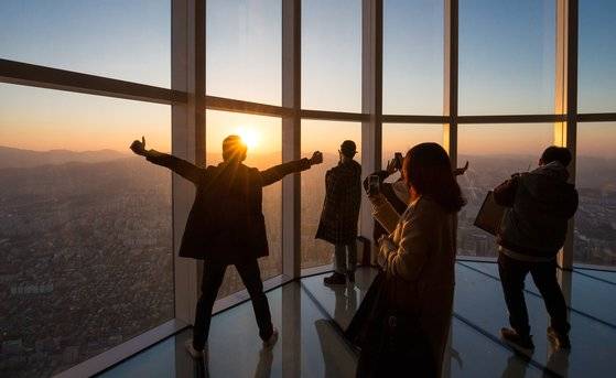 서울스카이는 새해 해돋이 이벤트도 연다. 전망대에서 일출도 보고 떡국도 먹을 수 있다. 사진 롯데월드