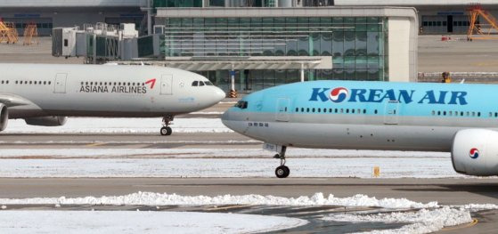 지난달 29일 인천국제공항 활주로와 주기장에 대한항공-아시아나항공 여객기가 보이고 있다.   연합뉴스