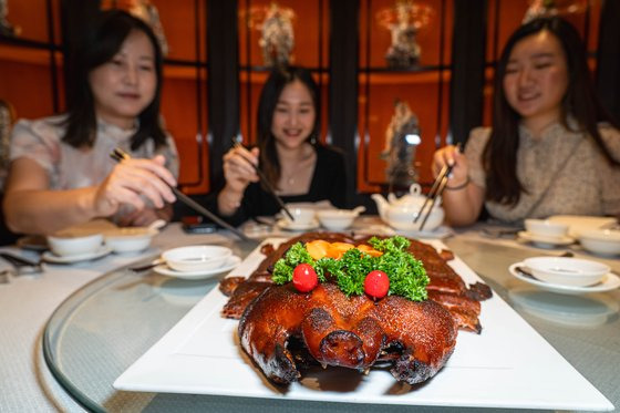 홍콩의 큰 잔칫날 빠지지 않는 음식이 젖먹이 돼지 통구이다. 백종현 기자