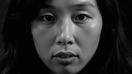배우 나문희를 주인공으로 공모한 생성형 AI 단편영화를 옴니버스로 묶은 '나야, 문희'가 오는 24일 개봉한다. 사진은 젊은 시절 나문희(사진) 현재의 나문희를 한 화면에 담은 원경혜 감독의 수록 단편 '지금의 나, 문희' 장면이다. 사진 엠씨에이, 콘텐츠파크 엔터테인먼트, CGV ICECON