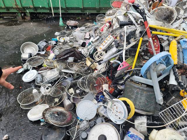 ▲  재활용 선별장에서 따로 분류된 고철 쓰레기. 캠핑 증가에 따라 일회용 불판 쓰레기가 늘었다.