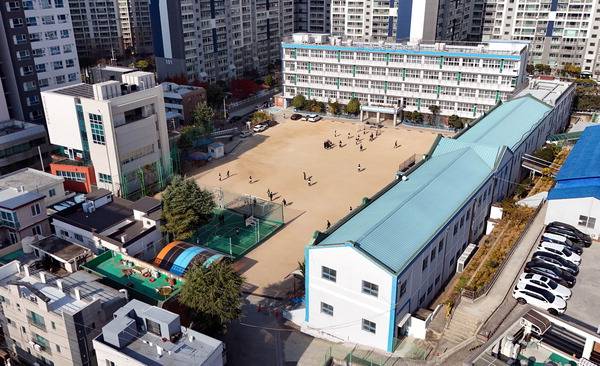 학교법인 항도학원이 50년 넘게 시유지를 무단 점유해 항도중학교를 운영하고도 변상금을 한 푼도 내지 않아 논란이 인다. 사진은 부산진구 항도중 전경.   김동하 기자 kimdh@kookje.co.kr