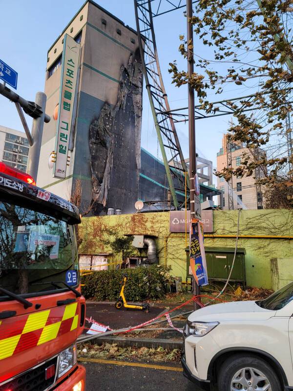 군포시 한 실외골프연습장에서 철골 구조물 해체 작업중 화재가 발생, 소방관들이 불을 끄고 있다. 윤덕흥기자