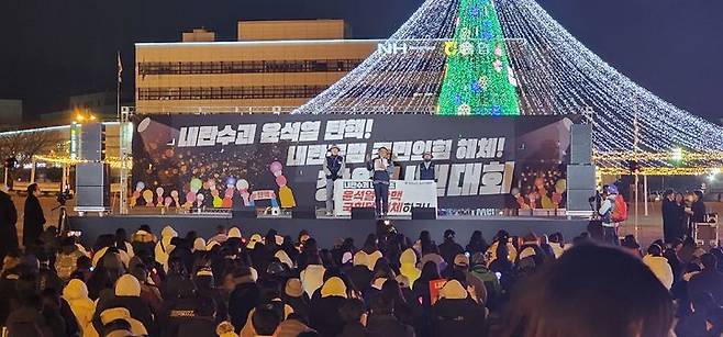 [창원=뉴시스]11일 경남 창원시청 앞 창원광장에서 열린 '윤 대통령 탄핵 촉구' 집회.2024.12.11.sky@newsis.com *재판매 및 DB 금지