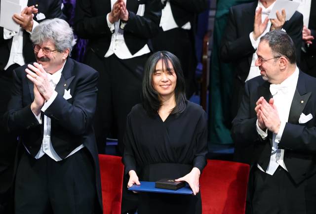 참석자들이 기립 박수로 한강 작가의 ‘노벨문학상’ 수상을 축하하는 모습. 연합뉴스