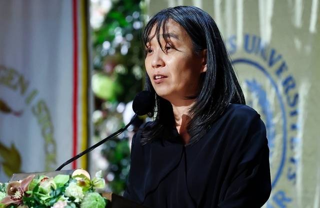 ‘2024 노벨문학상’ 을 받은 한강 작가가 소감을 밝히고 있다. 연합뉴스