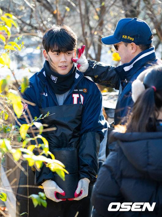 [OSEN=박준형 기자] 두산 베어스가 4일 도봉구 무수골 일대에서 사랑의 연탄 나눔 봉사활동을 진행했다.연탄 나눔 행사는 연말을 맞아 저소득 소외계층에 사랑을 전하는 사회공헌활동의 일환이다.두산 양석환이 이병헌 얼굴에 연탄을 묻히고 있다.  2024.12.04 / soul1014@osen.co.kr