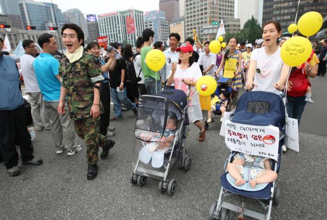 ▲2008년 6월 28일 오후 서울 시청 앞 광장과 태평로에서 미국산 쇠고기 수입반대를 위한 촛불집회가 열린 가운데 유모차를 앞세운 주부들이 줄을 지어 대열로 들어오고 있다.ⓒ연합뉴스