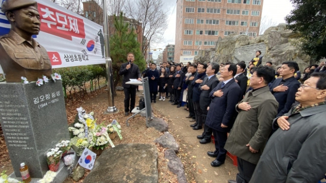 ▲경남 김해시 인제로 51번길 김해삼성초등학교 옆 길에 세워진 고 김오랑 중령 흉상 앞에서 여야 정치권과 주민 등이 참석한 가운데 44주기 추모제가 열리고 있다. 2023.12.12. 연합뉴스