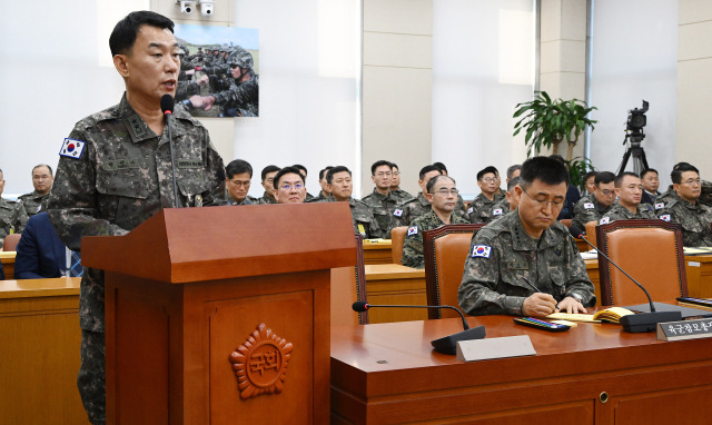 박헌수(왼쪽) 국군사이버작전사령관이 10일 국회에서 열린 국방위원회 전체회의에 출석해 의원들의 긴급 현안질의에 답하고 있다. 오승현 기자 2024.12.10