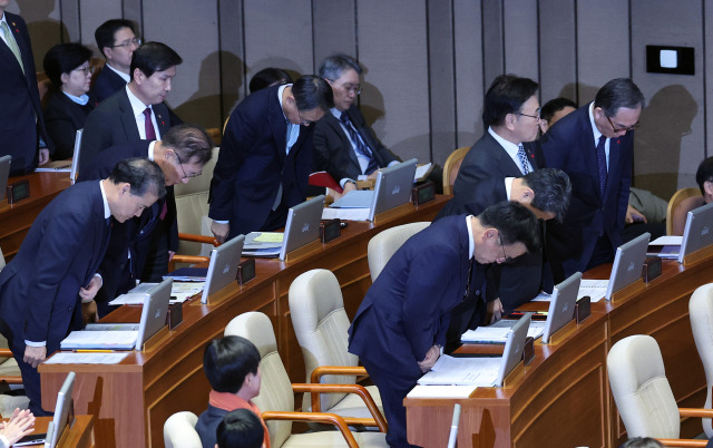 국무위원들이 11일 오후 '윤석열 대통령 위헌적 비상계엄 선포 내란 행위 관련 긴급 현안 질문'이 진행되는 국회 본회의에서 고개 숙여 사과하고 있다. 연합뉴스