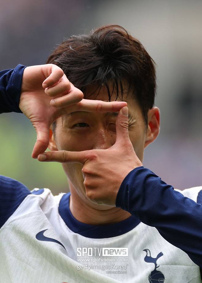 영국 매체 ‘스퍼스 웹’은 토트넘이 손흥민과의 계약 연장을 추진하며 장기 재계약 협상에 필요한 시간을 벌고 있다고 보도했다. 손흥민 측도 최근 이적설에 대해 강하게 부인하며 토트넘 잔류에 무게를 뒀다. 스퍼스웹’에 따르면, 손흥민 측은 ”손흥민이 먼저 스페인 구단에 요청했다거나 튀르키예로 갈 것이라는 소식 모두 사실과 다르다. 아직 토트넘과 대화를 끝내지 못한 상태“라고 못박았다. 보도에 따르면, 토트넘은 손흥민과의 관계를 더욱 공고히 하기 위해 1년 연장 계약에 이어 2년 이상의 장기 재계약을 추진 중이다. 손흥민이 토트넘이 제안한 조건에 합의할 경우, 2028년까지 토트넘 유니폼을 입게 된다. 사실상 종신 계약을 맺는 셈이다.