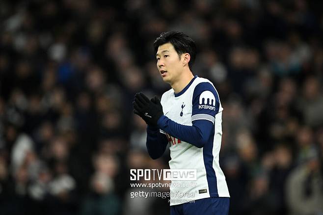 손흥민이 토트넘에 잔류할 것으로 보인다. 1+2년 계약 최대 3년 재계약으로 '종신'에 가까워졌다