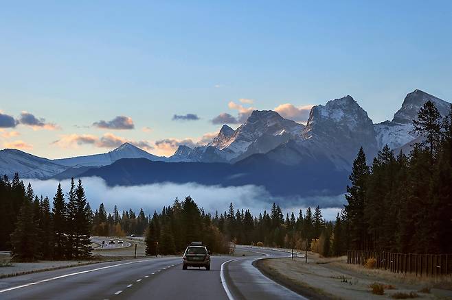 고속도로에서 볼 수 있는 로키 바위 봉우리 [사진/조보희 기자]