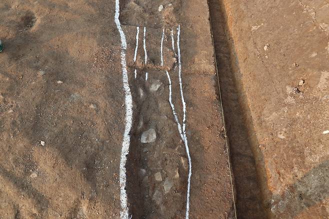 도로로 추정되는 지역의 기와와 토기 조각  [국립부여문화유산연구소 제공. 재판매 및 DB 금지]