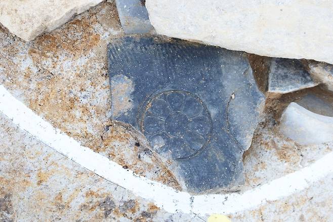 연화문 기와 조각  [국립부여문화유산연구소 제공. 재판매 및 DB 금지]