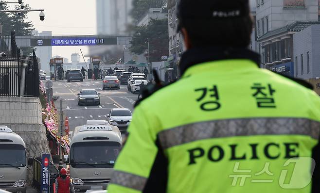 11일 오후 서울 용산구 대통령실 출입문 앞 도로에 윤석열 대통령 지지자들이 보낸 화환이 놓여져 있다. 2024.12.11/뉴스1 ⓒ News1 장수영 기자