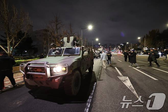 윤석열 대통령이 전격적으로 계엄령을 선포한 4일 새벽 군 차량이 국회 주변에 진입하고 있다.2024.12.4/뉴스1 ⓒ News1 구윤성 기자