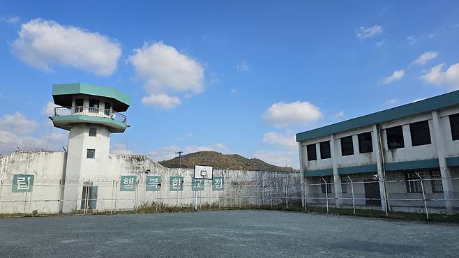 ◇장흥교도소는 12월 빠삐용Zip으로 새롭게 문을 열었다. 실물 공개된 유일한 교도소이며, 빠삐용Zip은 빠삐용과 파일 압축 확장자 zip의 합성어로, 함께 만들어나갈 공간의 '집'까지 확장하는 의미를 담고 있다. 

사진=김세형