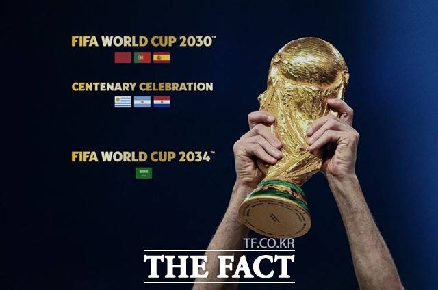 FIFA는 12일 화상 회의로 개최한 특별 총회에서 2030년 대회는 모로코-포르투갈-스페인 공동 개최, 2034년 대회는 사우디 아라비아에서 각각 개최하는 것을 의결했다./FIFA