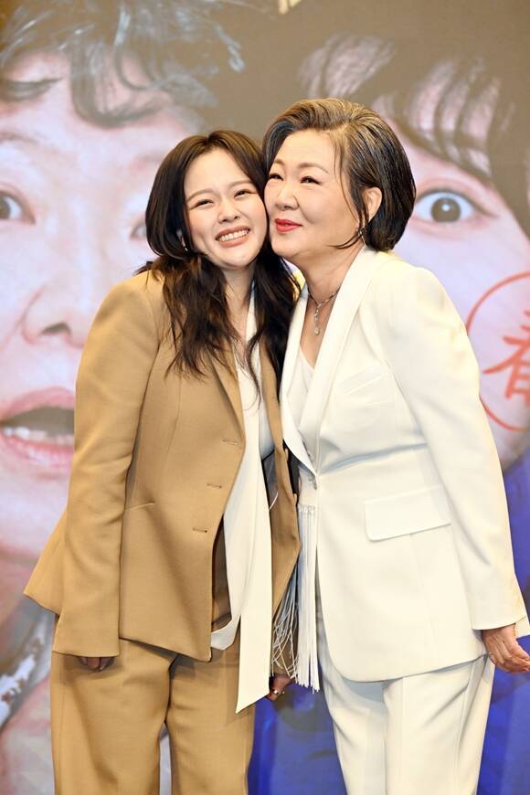 배우 정지소(왼쪽)와 김해숙이 '수상한 그녀'에서 하루아침에 젊어진 오말순 역으로 호흡을 맞춘다. /KBS2