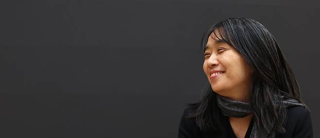 노벨문학상 수상자인 한강 작가가 11일(현지 시각) 스웨덴 스톡홀름의 '나투르 오크 쿨투르' 출판사에서 한국 기자들을 만났다. /연합뉴스