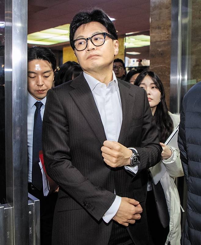 국민의힘 한동훈 대표가 10일 오후 국회에서 의원총회를 마친 뒤 당대표실로 이동하고 있다. /장련성 기자
