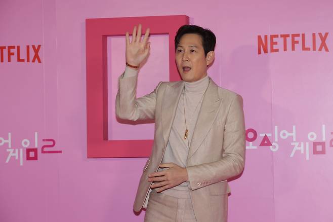 배우 이정재가 12월 9일 오후 서울 중구 동대문디자인플라자에서 열린 넷플릭스 시리즈 '오징어 게임 시즌2' 월드 프리미어 이벤트인 핑크 카펫 포토월에서 포즈를 취하고 있다. /연합뉴스