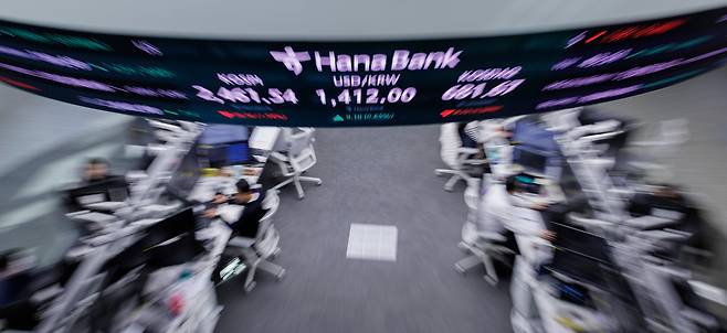 윤석열 대통령이 비상계엄을 선언했다 국회의 의결로 계엄을 해제한 지난 4일 오전 서울 중구 하나은행 딜링룸 전광판에 이날 거래를 시작한 코스피, 원·달러 환율, 코스닥 지수가 표시돼 있다. /연합뉴스