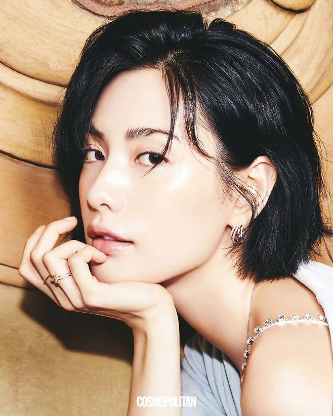 슬립 드레스 89만원 Self-portrait. 가운 19만2천원 Snappy Cuddle. 귀고리 24만9천원, 목걸이 18만9천원 모두 Swarovski. 반지 스타일리스트 소장품.