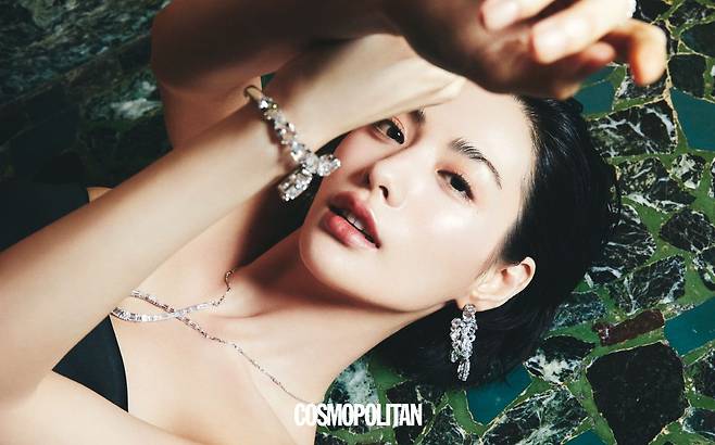 드레스 가격미정 Bridal Kong. 귀고리 58만원, 목걸이 40만원, 팔찌 68만원 모두 Swarovski.