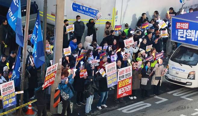 사무실 맞은편에서 더불어민주당 인천시당 관계자와 시민 등이 윤석열 대통령 탄핵을 촉구하고 윤상현 국민의힘 의원을 규탄하는 시위를 하고 있다. ⓒ연합뉴스