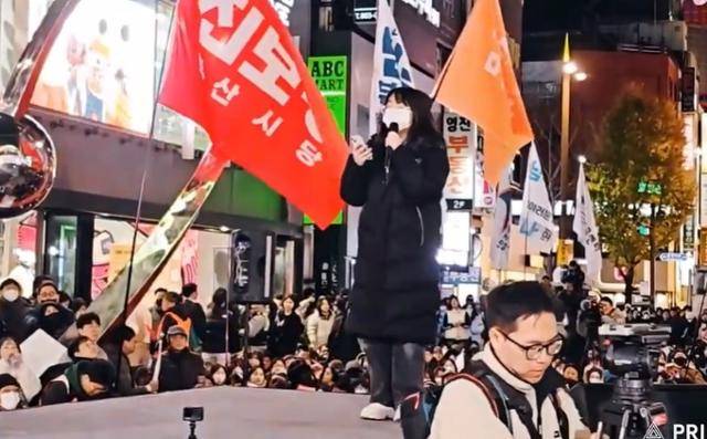 8일 부산광역시 부산진구의 한 번화가에서 열린 ‘군사 반란 계엄 폭거 내란범죄자 윤석열 즉각 퇴진 부산시민대회’에서 발언하고 있는 여고생. 유튜브 캡처