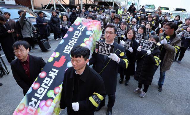 '윤석열정권 퇴진 부산비상행동'이 11일 부산 수영구 국민의힘 부산시당 앞에서 국민의힘 사망선고 장례식 퍼포먼스를 펼치고 있다. 뉴시스