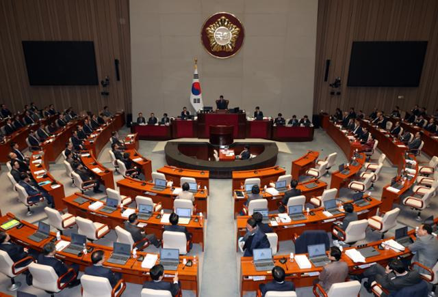 박정 국회 예결위원장이 11월 29일 서울 여의도 국회에서 열린 예산결산특별위원회에서 내년도 예산안 가결 후 산회를 선포하고 있다. 뉴시스