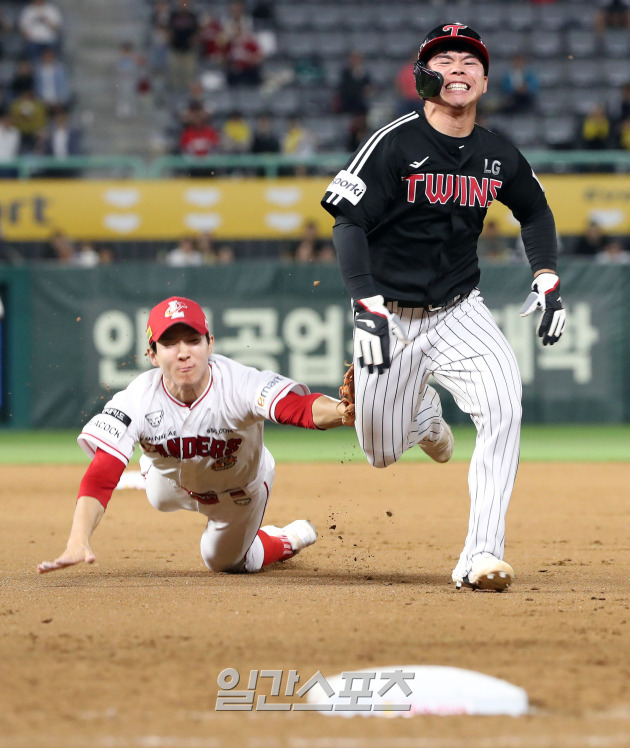 2023 KBO 프로야구 SSG 랜더스와 LG 트윈스의 경기가 25일 오후 인천SSG랜더스필드에서 열렸다. 6회초 1사 1,2루 김현수의 내야땅볼 때 런다운에 걸린 문성주가 1루로 귀루했지만 박성한의 태그에 아웃되고 있다. 인천=김민규 기자 /2023.05.25/