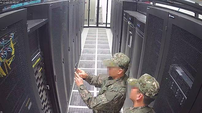 CCTV에 기록된 계엄군의 선관위 시스템서버 촬영 모습 [행정안전위원회 제공]