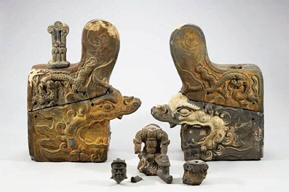 태안 양잠리 조간대에서 발굴한 취두와 잡상편 [사진=국립해양수산연구소]