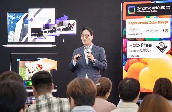 12일 '삼성 강남'에서 진행된 '갤럭시 북5 Pro' 미디어 브리핑 행사에서 삼성전자 MX사업부 갤럭시 에코 비즈 팀장 이민철 상무가 '갤럭시 북5 Pro'를 소개하고 있다. [사진=삼성전자]