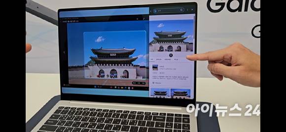 삼성전자의 '갤럭시 북5 프로'로 'AI 셀렉트' 기능을 시연하는 모습. [사진=박지은 기자]