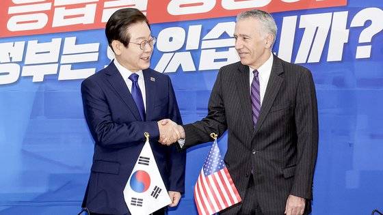 이재명 더불어민주당 대표가 지난 9월 26일 국회에서 예방한 필립 골드버그 주한미대사와 악수하고 있다. 김성룡 기자