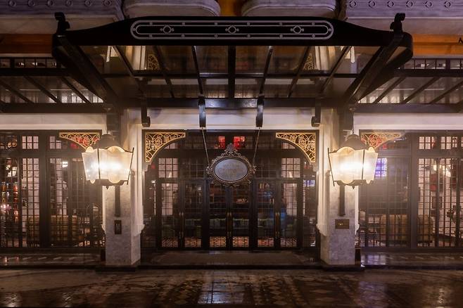 호텔 드 라 쿠폴의 로비로 통하는 입구. 영화 해리포터의 호그와트 마법 학교같기도 한 이곳은 안개가 내려 앉으면 더 신비로운 분위기를 풍긴다. ⓒ Eunhwan Park